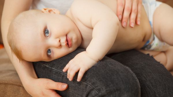 من أعراض حمى الأطفال وجع في الأذن أو فرك للأذن