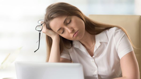 من أسباب الأرق المزمن كثرة الاستيقاظ في الليل وصعوبة النوم ثانية