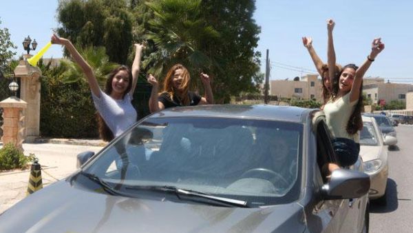 Students celebrate Tawjihi results (Twitter)