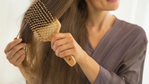 تمشيط الشعر يعمل على تحريك الدورة الدموية في جلد الشعر