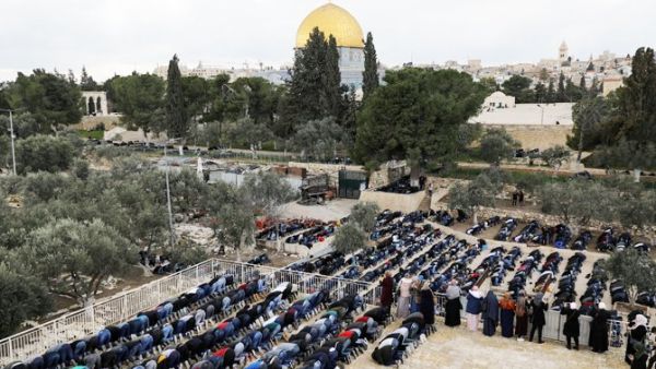 Muslim worshippers broke an Israeli ban and offered Friday prayers in the Bab Al-Rahmeh prayer hall (Twitter)
