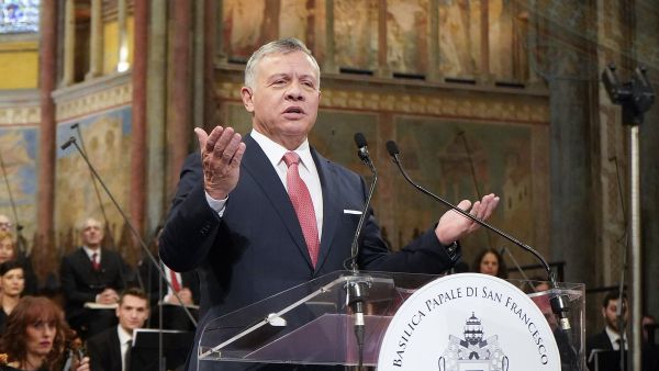  His Majesty King Abdullah II delivers a speech at the Lamp Of Peace award ceremony in Italy (Twitter)