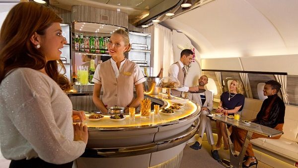 طيران الإمارات تطلق الصالون الجوي لطائرات الإيرباص A380 بحلته الجديدة خلال رحلة إلى كوالالمبور، بمناسبة مضي 9 سنوات على دخول هذه الطائرات الخدمة ضمن أسطولها.