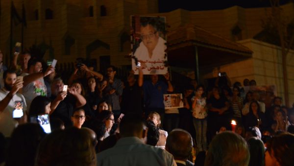 Mourners mark the death of Nahed Hattar on Monday night (Al Bawaba)