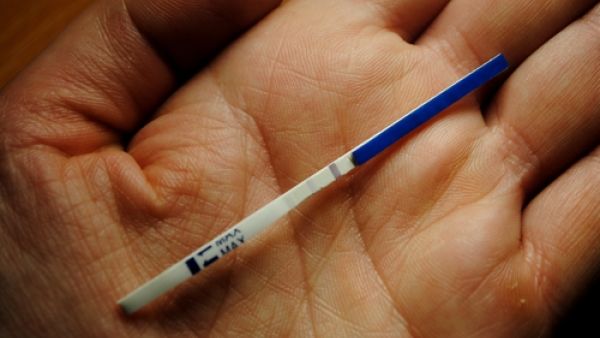 الإكثار من الكافيين، حيث يؤدي الكافيين إلى تقليل فرص الخصوبة