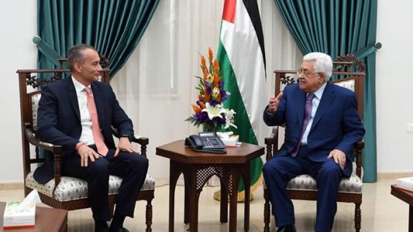 Mahmoud Abbas, discusses the current Palestinian situation with UN Middle East Envoy Nickolay Mladenov (Twitter)