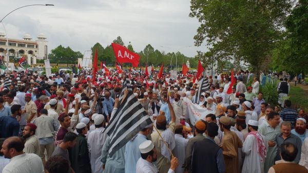 Protest against rigged election in front of election commission of Pakistan (Twitter)
