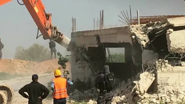 Israeli occupation bulldozers demolished two homes near Al-Khalil (Twitter)
