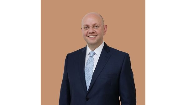 Ammar Safar, Consultant Ophthalmologist and Vitreoretinal Surgeon Ammar Safar, Consultant Ophthalmologist and Vitreoretinal Surgeon