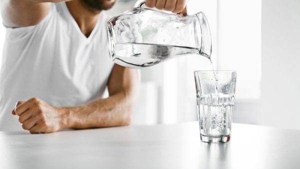 تساعد المياه جسم الانسان في التخلص من السموم