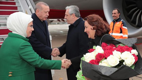 Turkish President Recep Tayyip Erdogan arrives in Paris to large crowds  (Twitter)