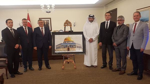 Qatari artist gifts crystal paintings to Turkish leader Recep Tayyip Erdogan. (Twitter)