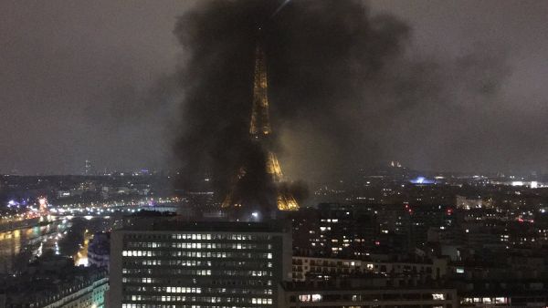 Black smoke near the Eiffel Tower as protesters burning Paris?(Twitter)