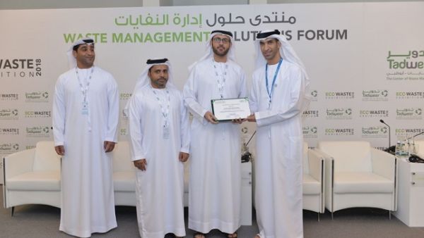 Dr. Thani Alzeyoudi, Minister of Climate Change and Environment, honors the local and international speakers.