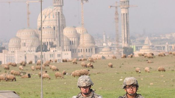 جنديان من القوات الامريكية قرب مبنى جامع الموصل الكبير في عام 2007
