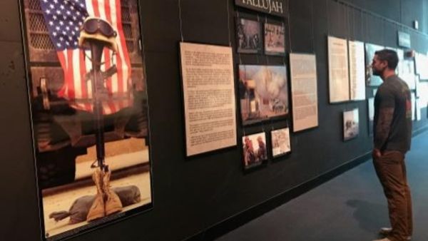 صورة ملتقطة لجاستن كارلايل في متحف مشاة البحرية الاميركية في مدينة تريانغل بولاية فيرجينيا
