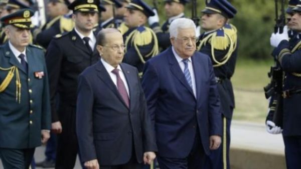 الرئيس اللبناني ميشال عون (يسار) ونظيره الفلسطيني محمود عباس يستعرضان حرس الشرف في قصر بعبدا

