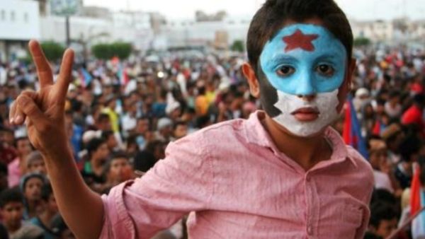 طفل وجهه مطلي بالوان علم اليمن الجنوبي خلال تظاهرة في عدن
