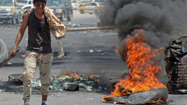 آلاف المتظاهرين في عدن يطالبون برحيل الحكومة اليمنية المعترف بها