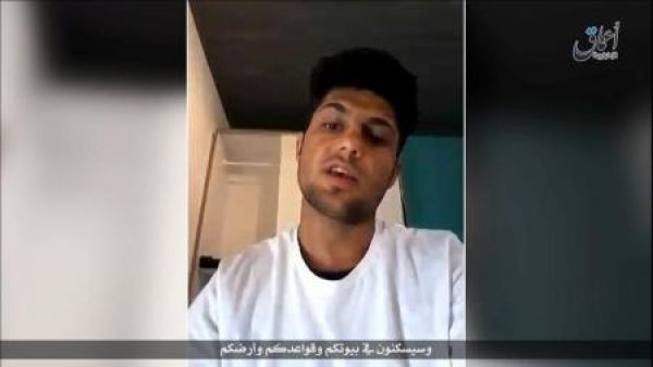 صورة من مقطع فيديو غير مؤرخ نشر يوم 19 يوليو تموز 2016 لأفغاني بايع الدولة الإسلامية قبل هجوم بفأس في قطار بألمانيا
