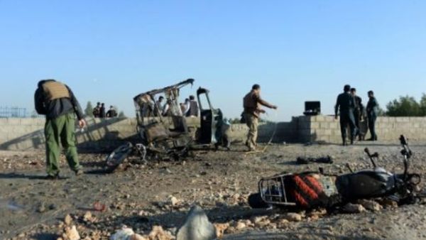 محققون يتفقدون موقع الانفجار في جلال اباد
