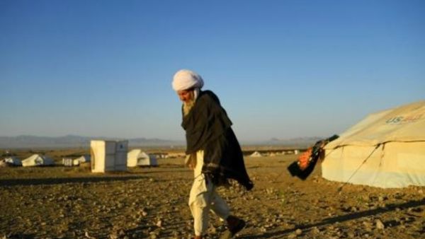 أفغاني يسير في مخيم نزح إليه بسبب الجفاف، في منطقة إنجيل بولاية هرات
