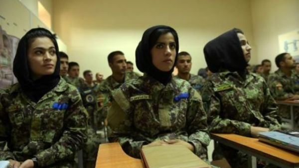 نساء في اكاديمية الطيران في كابول

