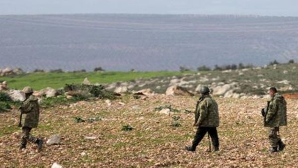 مقاتلون من الجيش السوري الحر مدعومون من تركيا يسيرون في مريمين شرق عفرين
