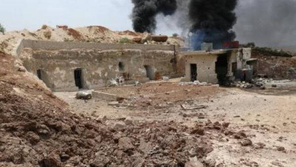 دخان يتصاعد بعد ضربة جوية في منطقة خاضعة لسيطرة المعارضة في إدلب

