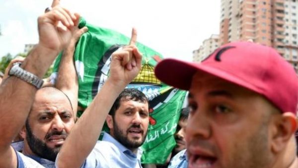 مشيعون يحملون تابوت العالم الفلسطيني فادي البطش في ماليزيا
