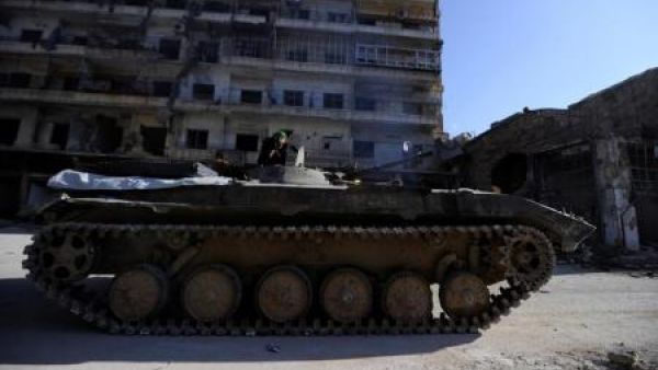 أحد أفراد قوات الجيش السوري على عربة مصفحة في منطقة في حلب تسيطر عليها قوات الجيش يوم الجمعة
