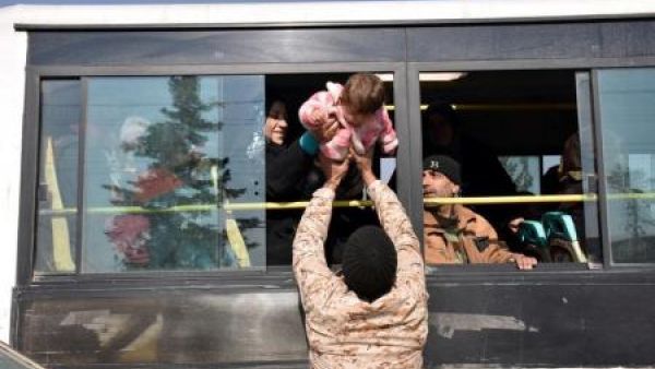 اشخاص تم اجلاؤهم من قريتي كفريا والفوعة الشيعيتين يصلون إلى منطقة خاضعة لسيطرة الحكومة في حلب يوم الاثنين

