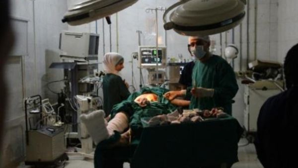 طبيب يجري عملية جراحية في مستشفى الرازي في حلب

