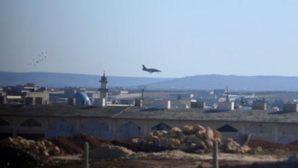 طائرة حربية تستعد للهبوط في حلب 
