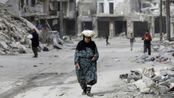 امرأة في احد اسواق حي الشعار في شرق حلب
