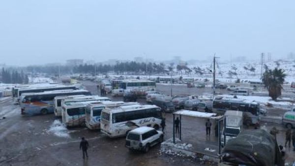 منظر عام لحافلات في منطقة الراشدين التي يسيطر عليها مقاتلو المعارضة يوم الأربعاء
