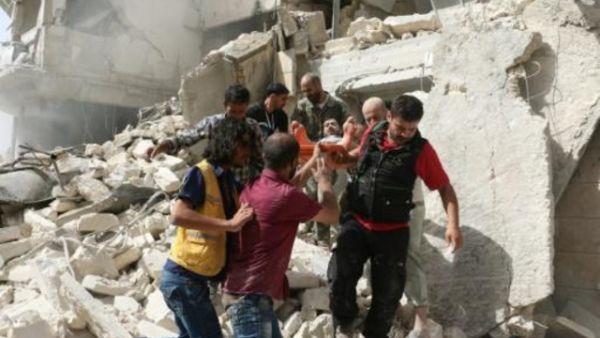 سوريون ينقلون جريحا اثر غارة جوية مفترضة على حي القاطرجي في حلب
