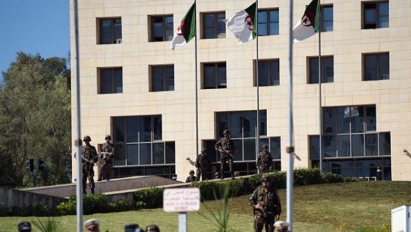 الشرطة الجزائرية تحبط محاولة انتحار جماعي

