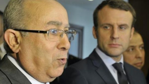 وزير الخارجية الجزائري رمطان لعمامرة (يسار) وبجانبه المرشح الرئاسي الفرنسي ايمانويل ماكرون

