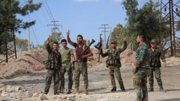 جنود من الجيش السوري في جنوبي شرق حلب
