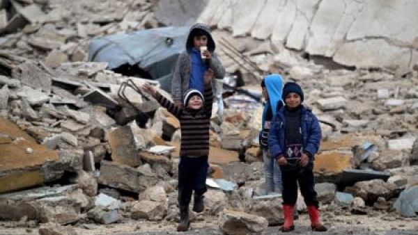 أطفال يلهون بالقرب من مبنى مدمر بريف حلب الشمالي
