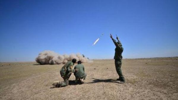 جنود عراقيون يطلقون صاروخا على أهداف للدولة الاسلامية في الموصل

