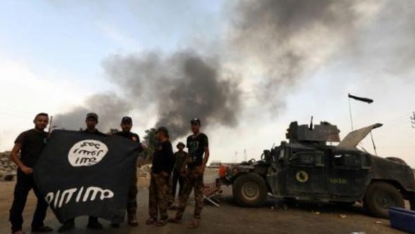 استعادت القوات العراقية بلدة القيارة من قبضة تنظيم الدولة الاسلامية وهي تعتبر استراتيجية لشن الهجوم لاستعادة مدينة الموصل المعقل الرئيسي للتنظيم المتطرف في العراق
