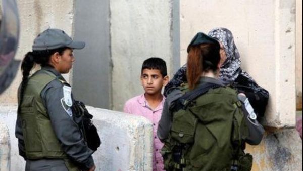 جنديتان إسرائيليتان في نقطة تفتيش عند المسجد الأقصى

