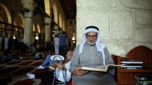 مصلون فلسطينيون داخل المسجد الأقصى بالحرم الشريف في القدس
