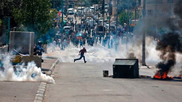 اشتباكات بين القوات الاسرائيلية وفلسطينيين في بيت لحم عقب تظاهرة تضامن مع الاسرى المضربين عن الطعام في سجون الاحتلال
