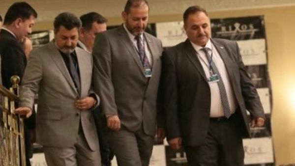العميد احمد بري ممثل المعارضة في محادثات استانا لحل الازمة السورية مع اعضاء اخرين في وفد المعارضة خلال محادثات آستانا

