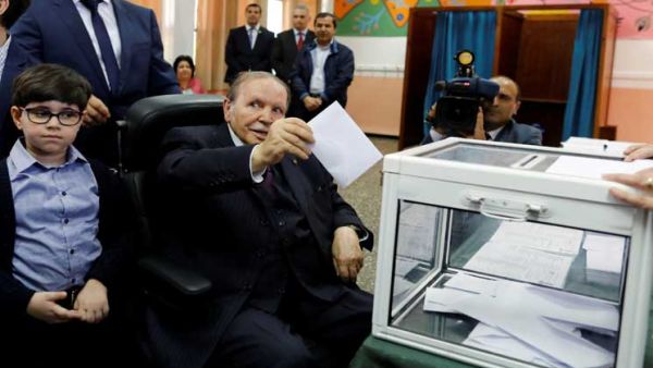 بوتفليقة يدلي بصوته في الانتخابات البرلمانية على كرسي متحرك