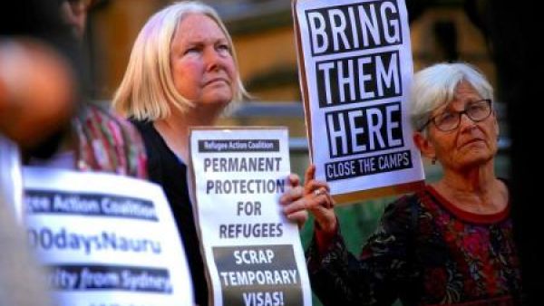 مدافعون عن اللاجئين يرفعون لافتتات أثناء احتجاج في وسط سيدني باستراليا يطالبون بإغلاق مراكز لاحتجاز اللاجئين في جزيرة ناورو ومانوس
