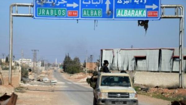 مقاتلون من فصائل "درع الفرات" يتقدمون باتجاه مدينة الباب

